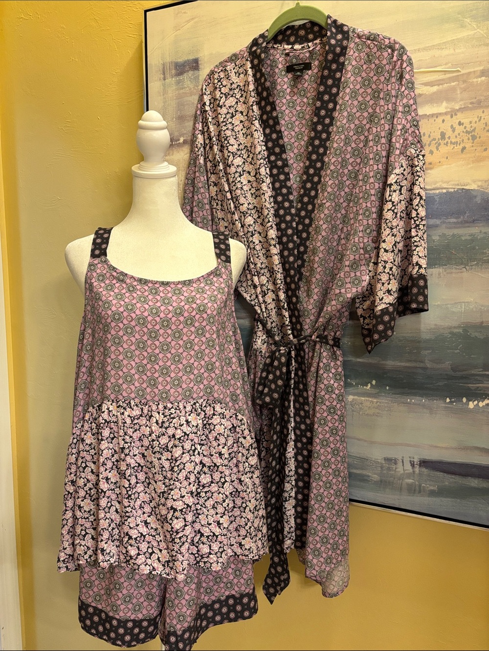 Simply Vera Vera Wang Pink Patterned Robe and Pajama Set with Black Trim